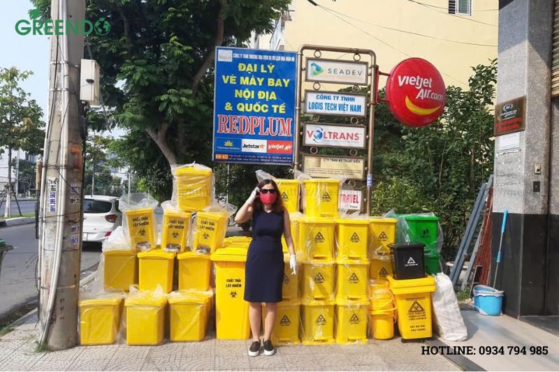 thùng rác nhựa màu vàng