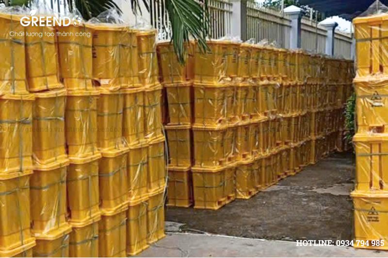 thùng đựng rác nhựa màu vàng