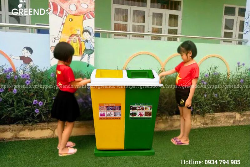 Thùng chứa rác 2 ngăn phân loại tại trường mầm non